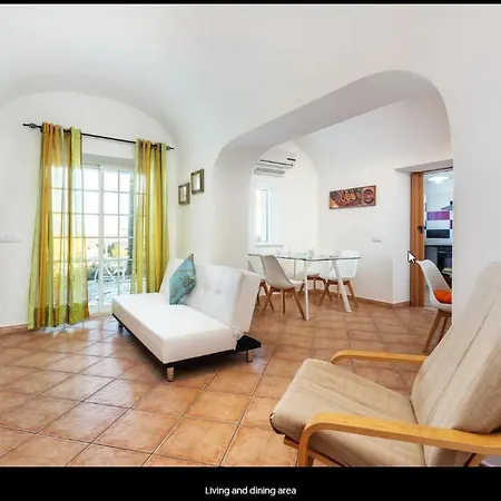 Blife Moustachya Private *